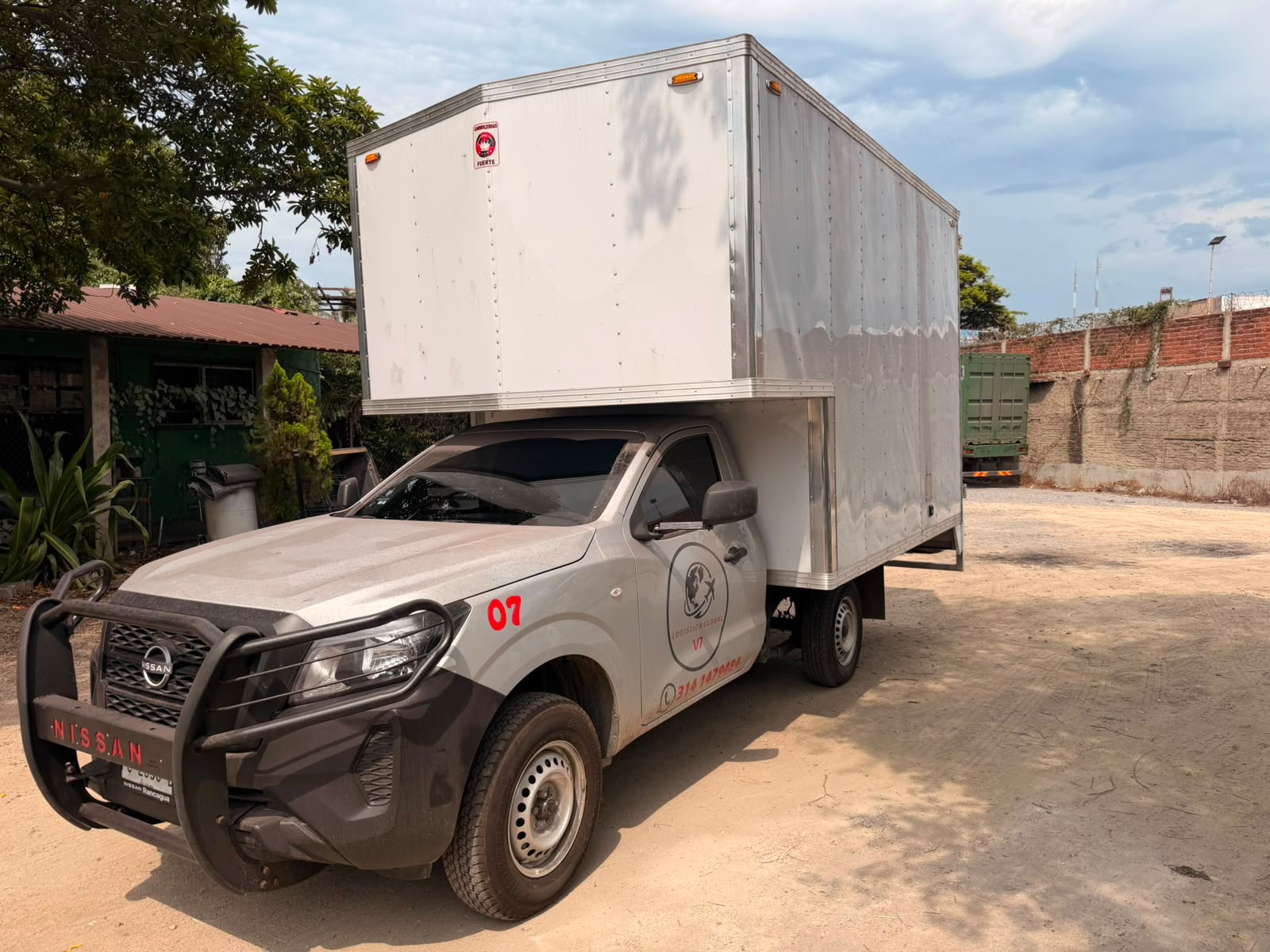 Camioneta de caja seca de 1.5 toneladas rotulada con el logo de Logística Global V7