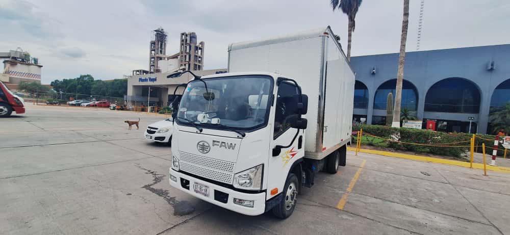 Camioneta de caja seca de 1.5 toneladas rotulada con el logo de Logística Global V7